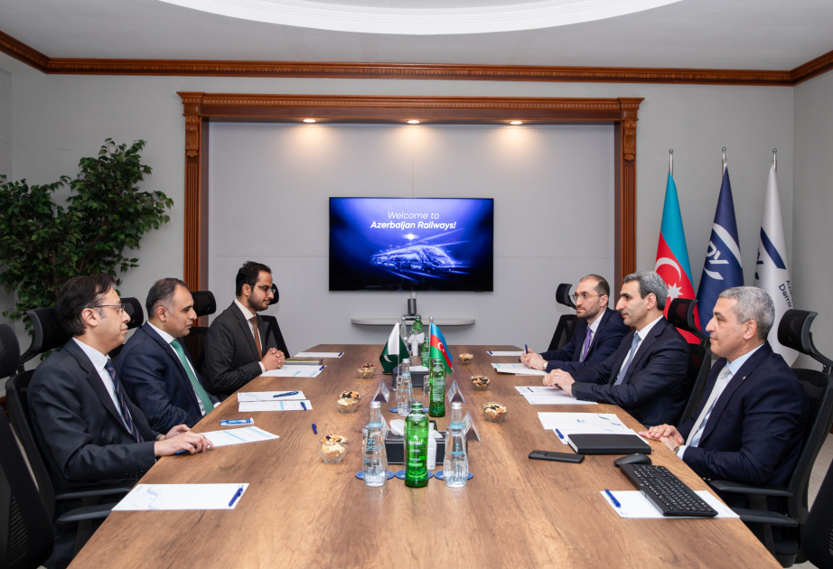 Se discuten las perspectivas de cooperación en el sector ferroviario entre Azerbaiyán y Pakistán