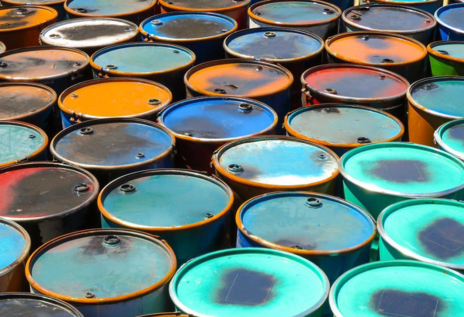 На мировых биржах продолжается снижение цен на нефть