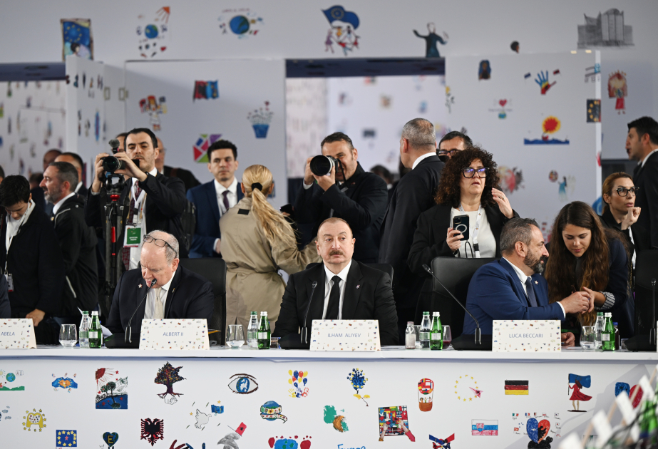 El Presidente de Azerbaiyán asiste a la sesión plenaria de apertura de la 6 ª Cumbre de la Comunidad Política Europea