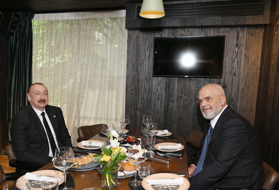 El Presidente de Azerbaiyán y el Primer Ministro de Albania se reunieron durante un almuerzo de trabajo