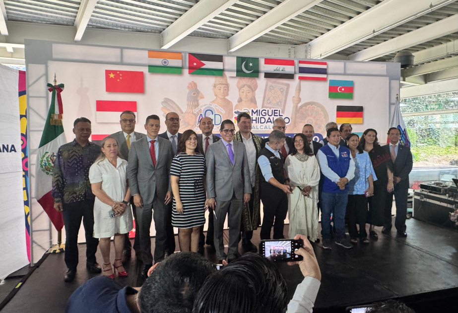 Azerbaiyán exhibe su riqueza cultural en feria diplomática internacional en México