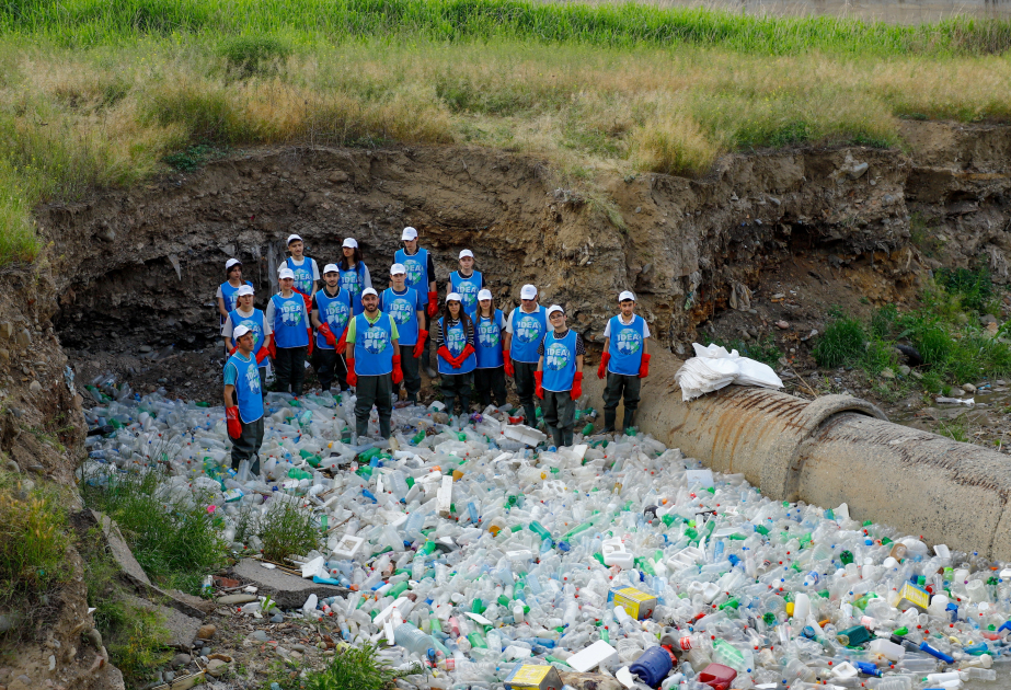 La Asociación Pública “IDEA” organiza campaña de limpieza en el rio Ganja para combatir la contaminación por plásticos
