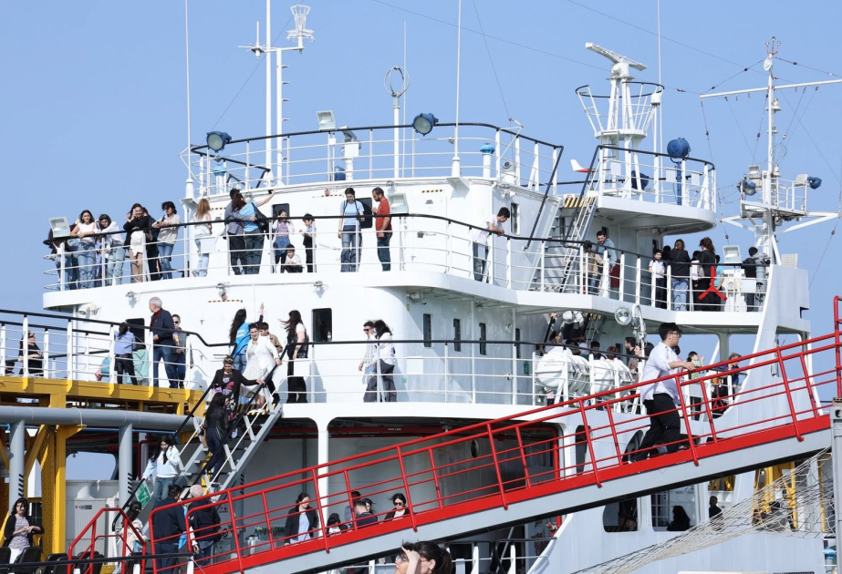 На Корабле-музее «Сураханы» прошел очередной этап проекта «Битва художников»