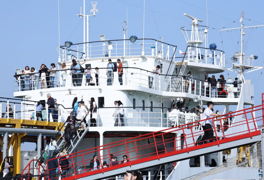 “Suraxanı” gəmi-muzeyində “Rəssamların döyüşü” layihəsinin növbəti mərhələsi keçirilib