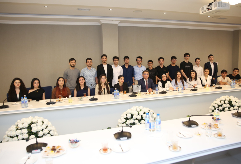 Ali məktəb tələbələrinin dövlət xadimləri və tanınmış şəxslərlə görüşləri keçirilir
