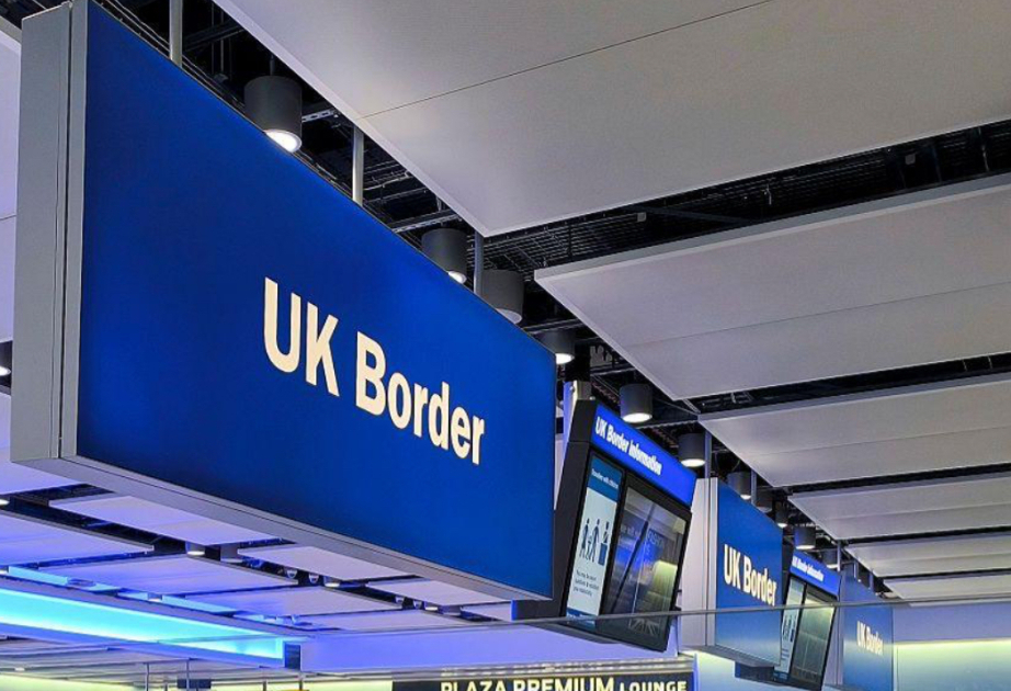 Ötən il Britaniyaya miqrasiya edənlərin sayı yarıbayarı azalıb