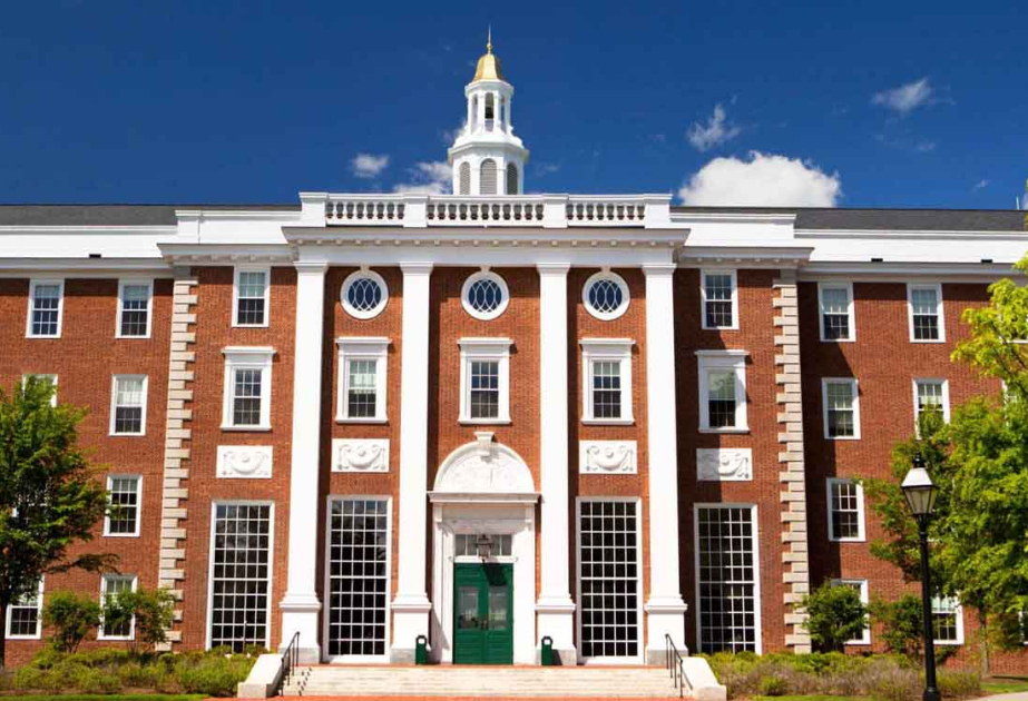 Məhkəmə Harvard Universiteti ilə bağlı hökumət qərarını ləğv edib