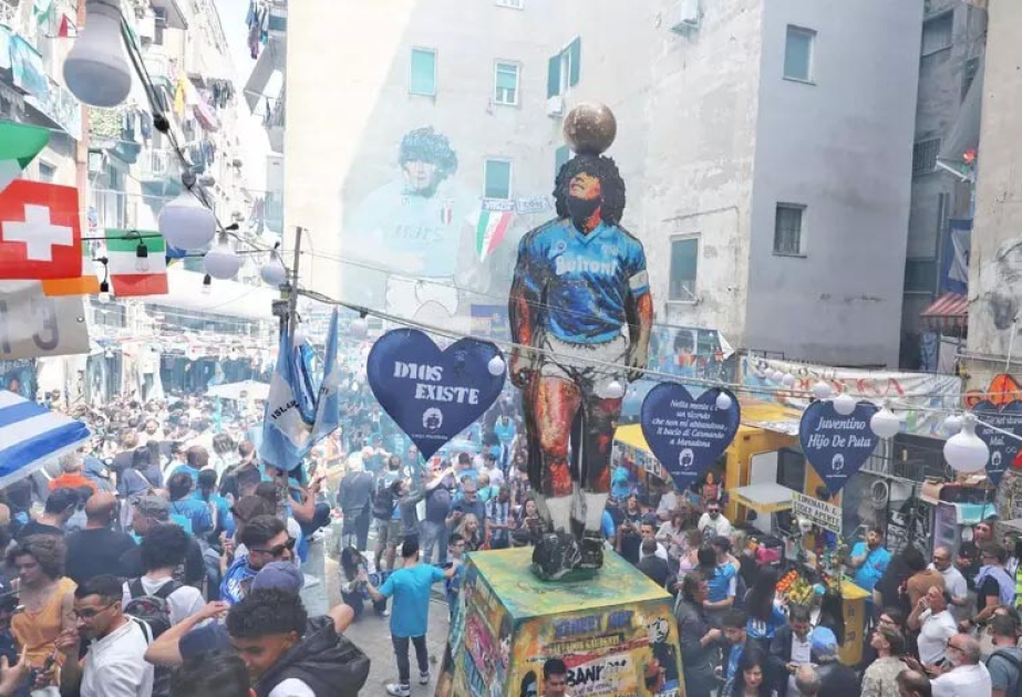 Neapolda Maradonanın heykəlinin açılışı olub