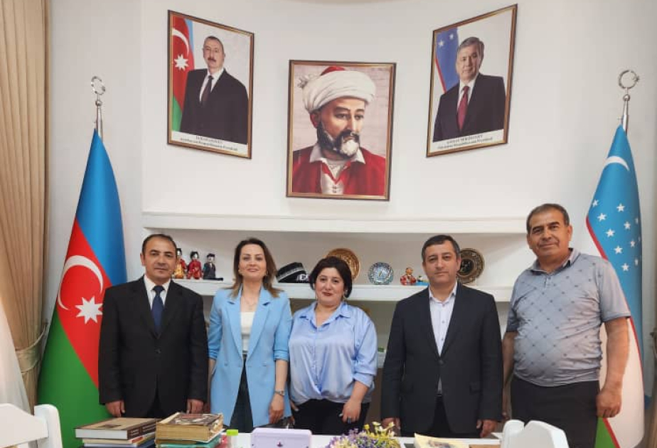 Özbəkistanlı yazıçı Nizami Gəncəvi məqbərəsində
