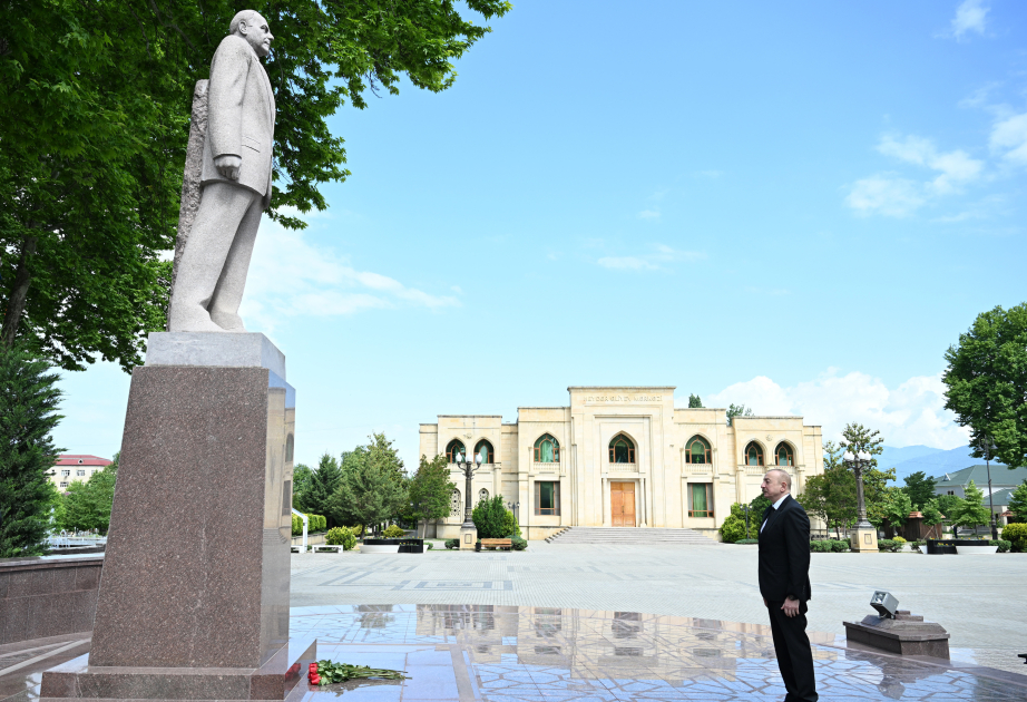 Президент Ильхам Алиев посетил памятник общенациональному лидеру Гейдару Алиеву в центре города Исмаиллы ВИДЕО