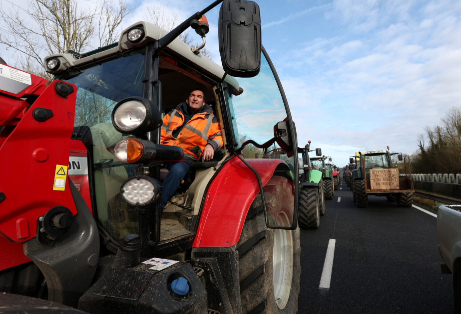 France : des agriculteurs manifestent devant l'Assemblée nationale