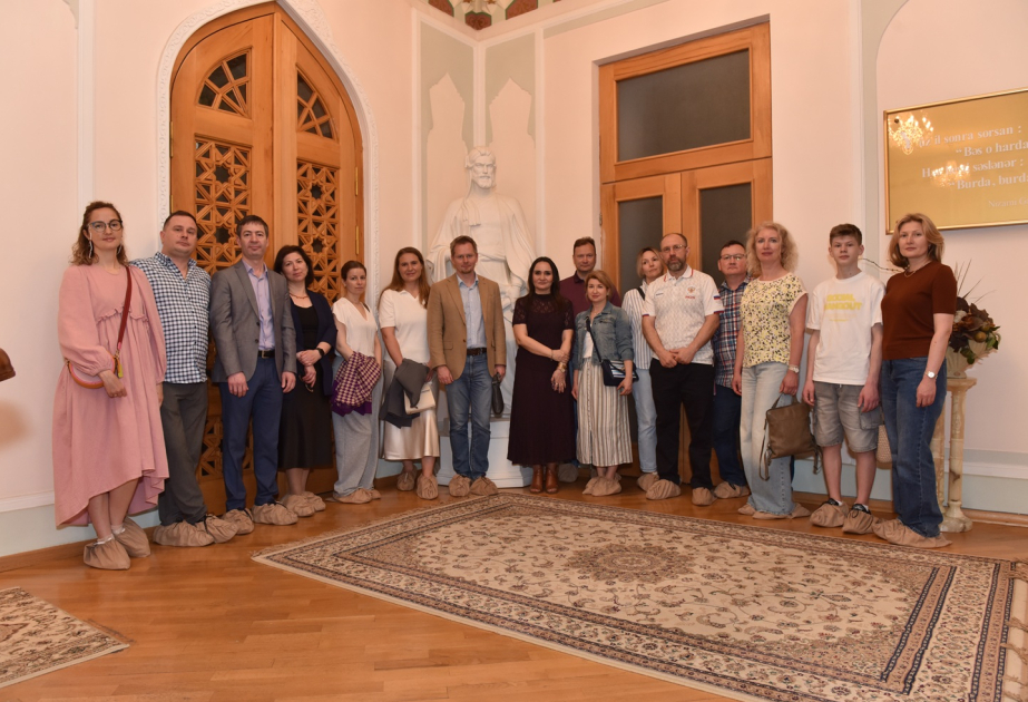 Vertreter der russischen Botschaft besuchen Nationales Literaturmuseum in Baku