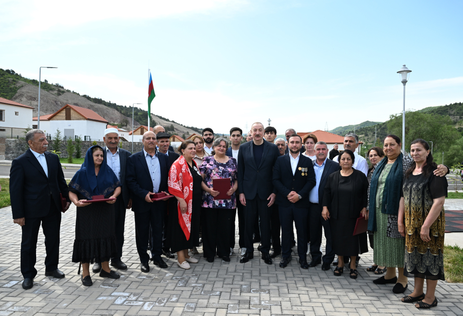 El Presidente Ilham Aliyev se reunió con los residentes reubicados en la aldea Beylik, en Lachin, y les entregó las llaves de sus nuevas viviendas