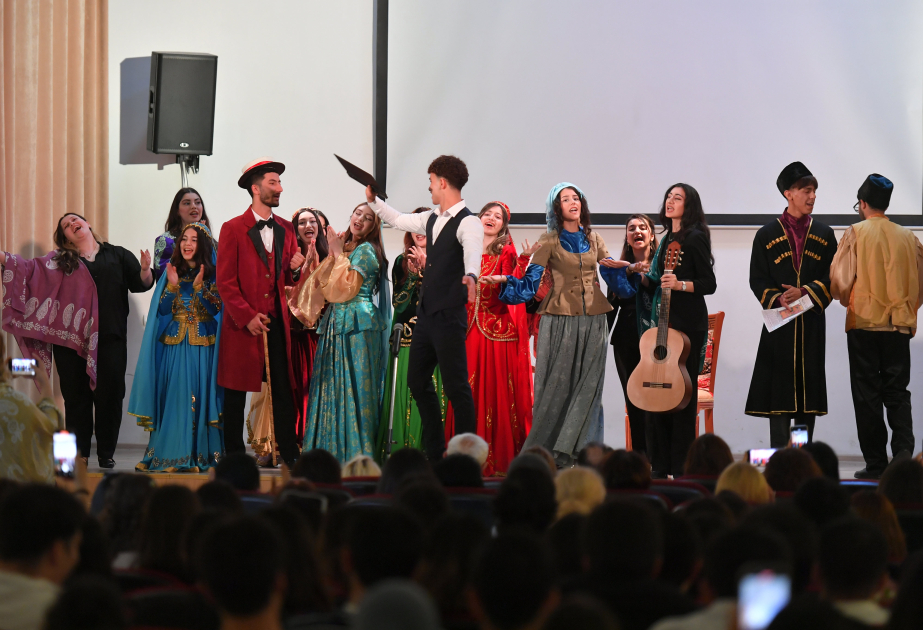 La obra "Arshin Mal Alan" se presentó en inglés por estudiantes de la Universidad de Lenguas de Azerbaiyán