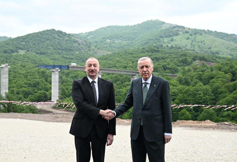 Präsident Ilham Aliyev und Präsident Recep Tayyip Erdoğan machen sich mit Bauarbeiten an der Straße Kelbadschar–Latschin vertraut AKTUALISIERT VIDEO