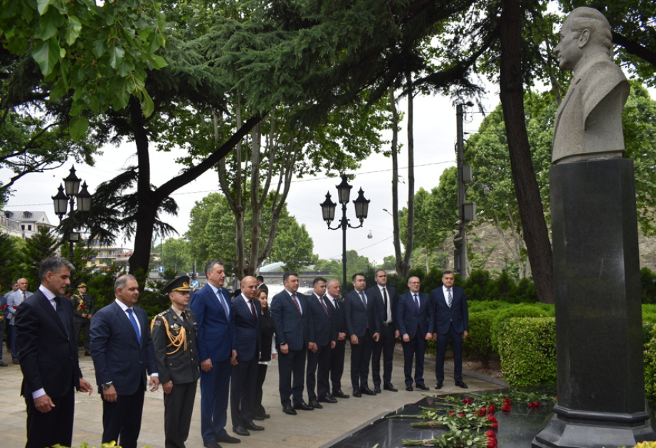 В Тбилиси посещен памятник великому лидеру