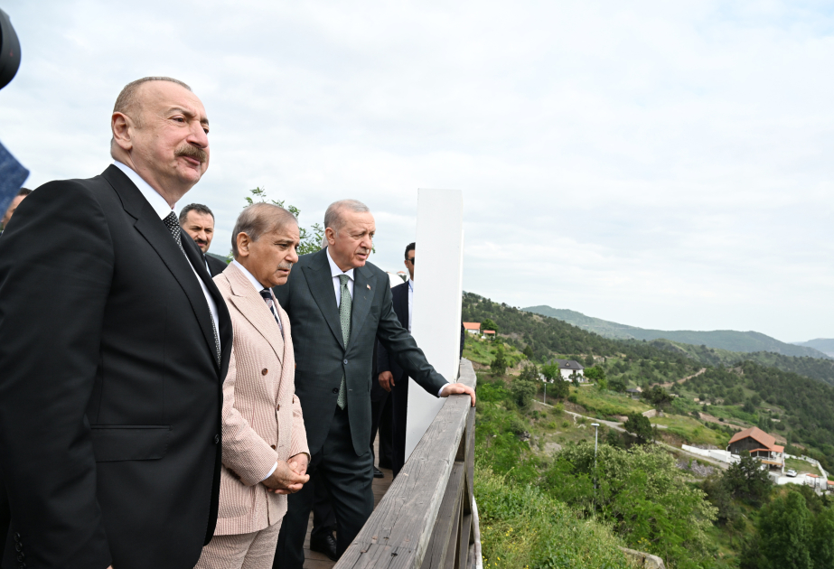 Les présidents azerbaïdjanais et turc, ainsi que le Premier ministre pakistanais ont été dans un lieu de promenade à Latchine VIDEO