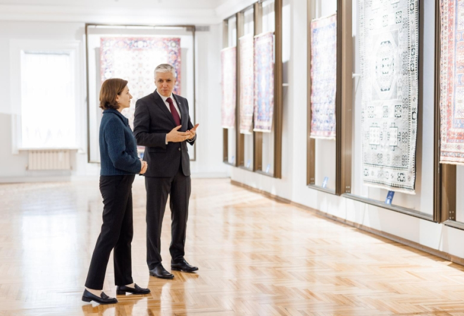 La Presidenta moldava visita una exposición de alfombras azerbaiyanas