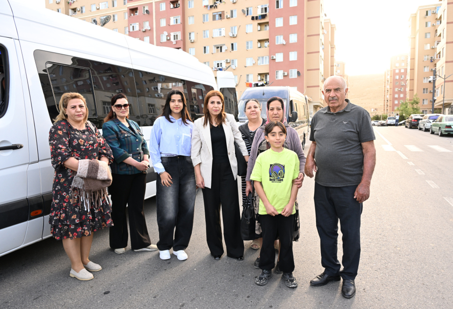 Otro grupo de familias de los desplazados forzosos se reasenta en la aldea de Beylik, distrito de Lachin
