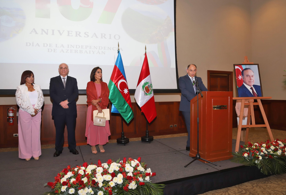 Perú celebra con solemnidad el 107 aniversario de la independencia de Azerbaiyán