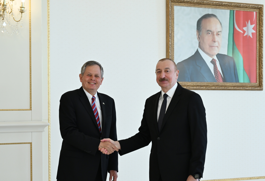Präsident Ilham Aliyev empfängt Mitglied des Ausschusses für Auswärtige Angelegenheiten des US-SenatsVIDEO