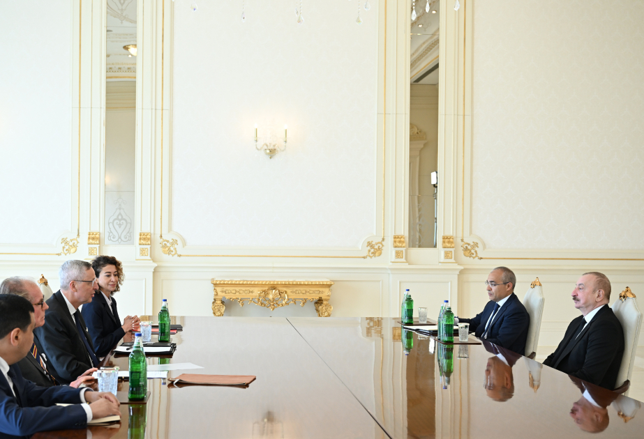 El Presidente Ilham Aliyev se reúne con el Director del Comité de Relaciones Económicas con Europa del Este