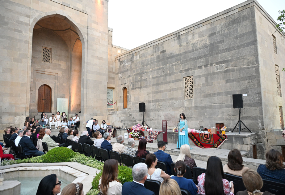 Известная поэтесса Нигяр Гасан-заде представила вечер поэзии «Мой Бог»