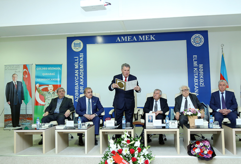 AMEA-da Xalq şairi Sabir Rüstəmxanlının “Seçilmiş əsərləri”nin 15 cildliyinin təqdimatı olub