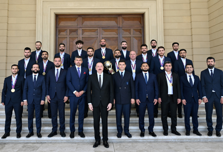 Prezident İlham Əliyev minifutbol üzrə dünya çempionatının qalibi olan Azərbaycan milli komandasının üzvlərini qəbul edib YENİLƏNİB VİDEO