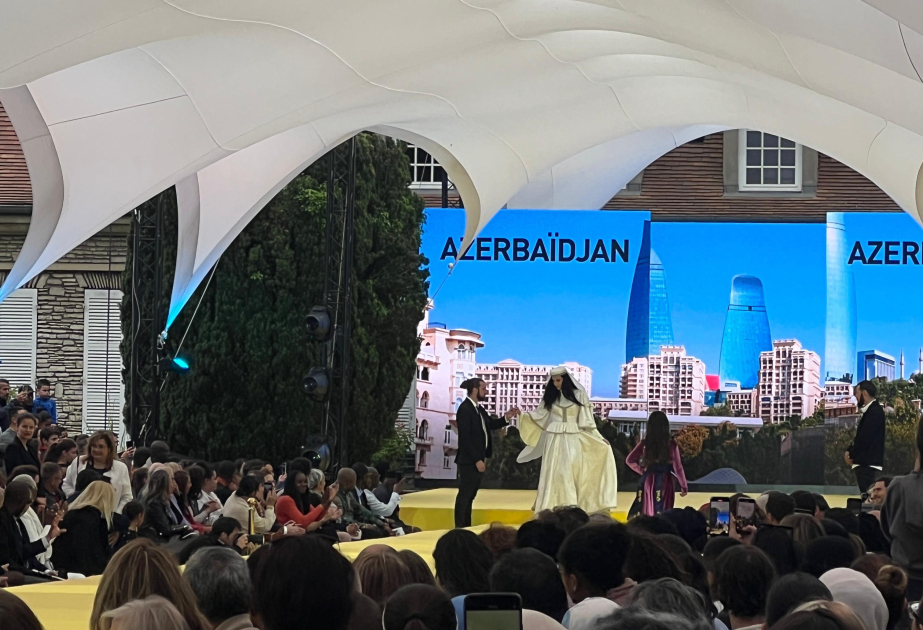 Un vêtement traditionnel azerbaïdjanais exposé à Paris