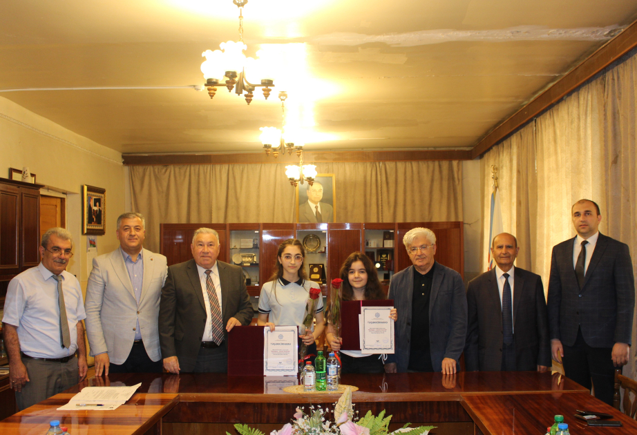 Auditorlar Palatasında rəsm müsabiqəsində iştirak etmiş Palatanın həmkarlar ittifaqı üzvlərinin övladlarının mükafatlandırılması mərasimi keçirilib