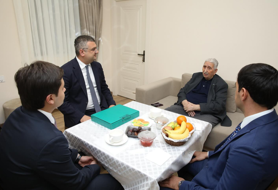 Həmkarlar İttifaqının nümayəndələri Xalq artisti Arif Babayevi ziyarət ediblər