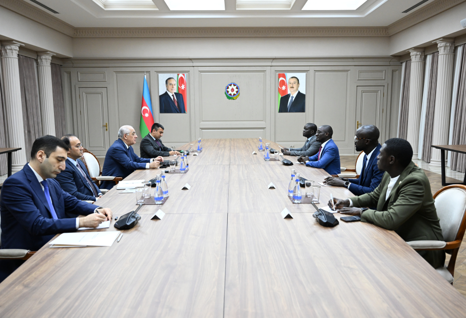 رئيس مجلس الوزراء يجتمع مع وزير الوظيفة العمومية وإصلاح الخدمة العمومية السنغالي مع الوفد المرافق له