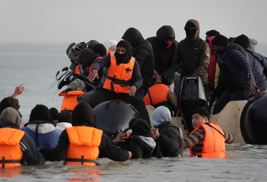 Britaniyaya 80-dən çox miqrant daşıyan qayıqların sayı 4 dəfə artıb