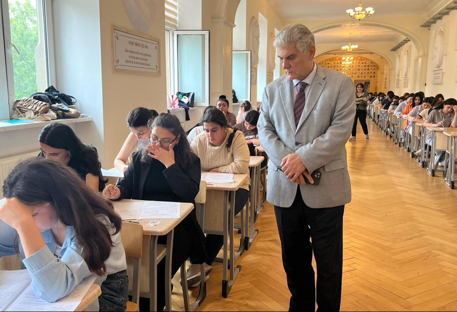 Pedaqoji Universitetin rektoru imtahanların gedişi ilə tanış olub