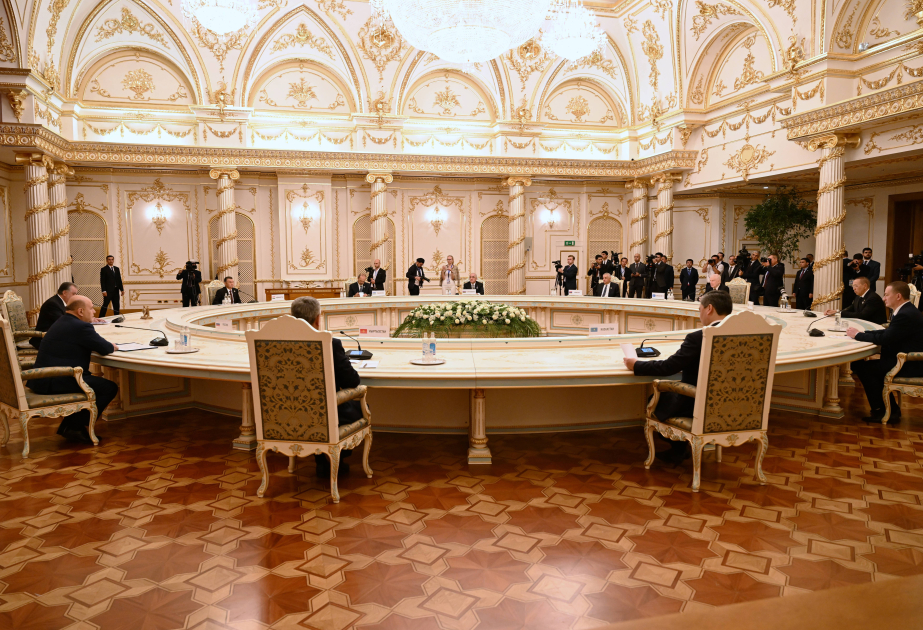Aserbaidschans Premier beim Treffen des tadschikischen Präsidenten mit GUS-Premiers