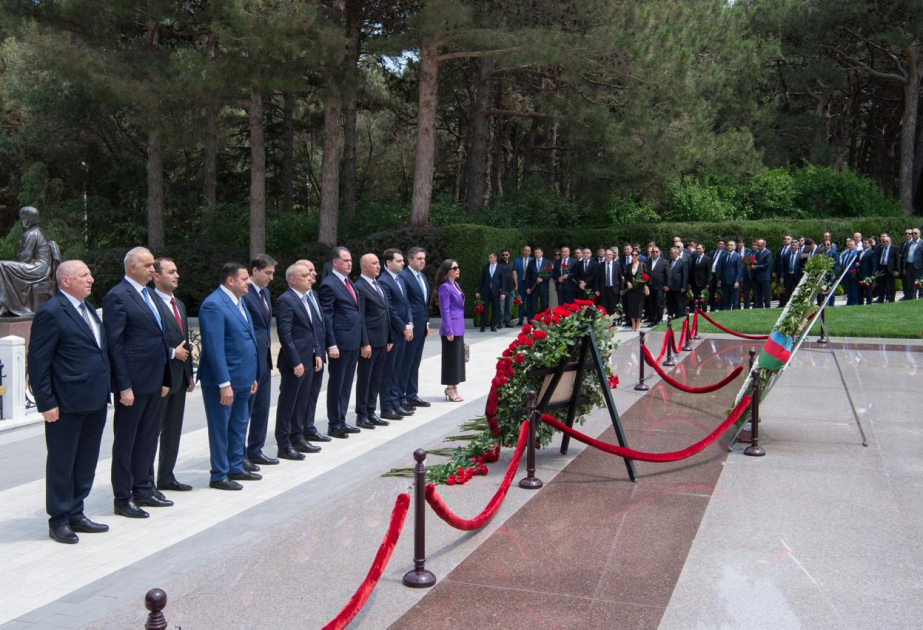 Dövlət Su Ehtiyatları Agentliyinin kollektivi Ümummilli Liderin məzarını və Şəhidlər xiyabanını ziyarət edib