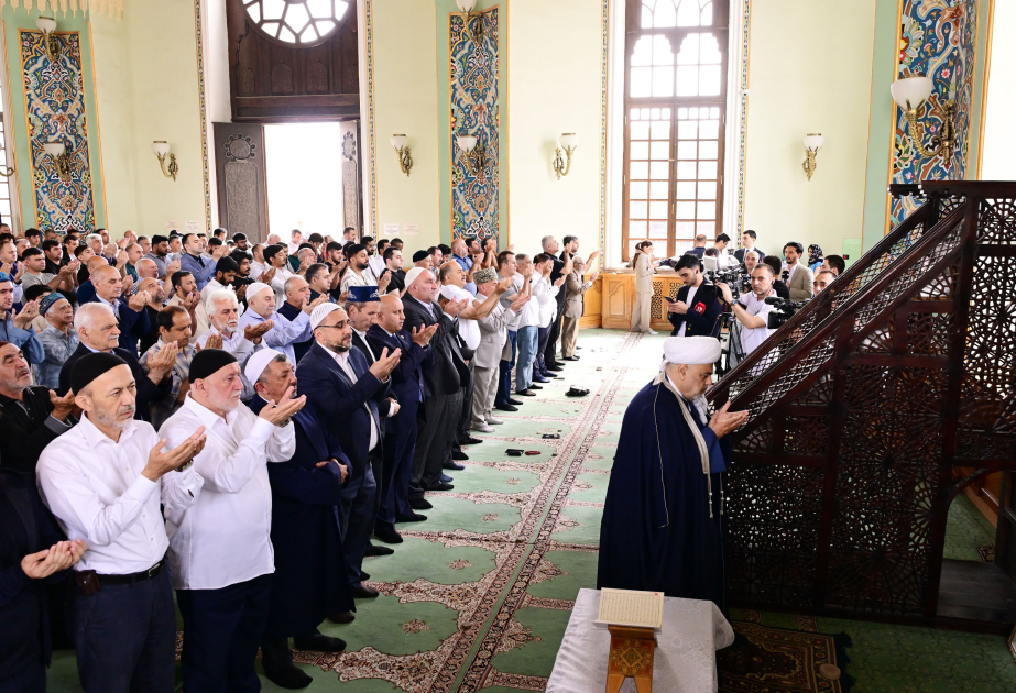 الآلاف يؤدون صلاة عيد الأضحى المبارك في عموم أذربيجان