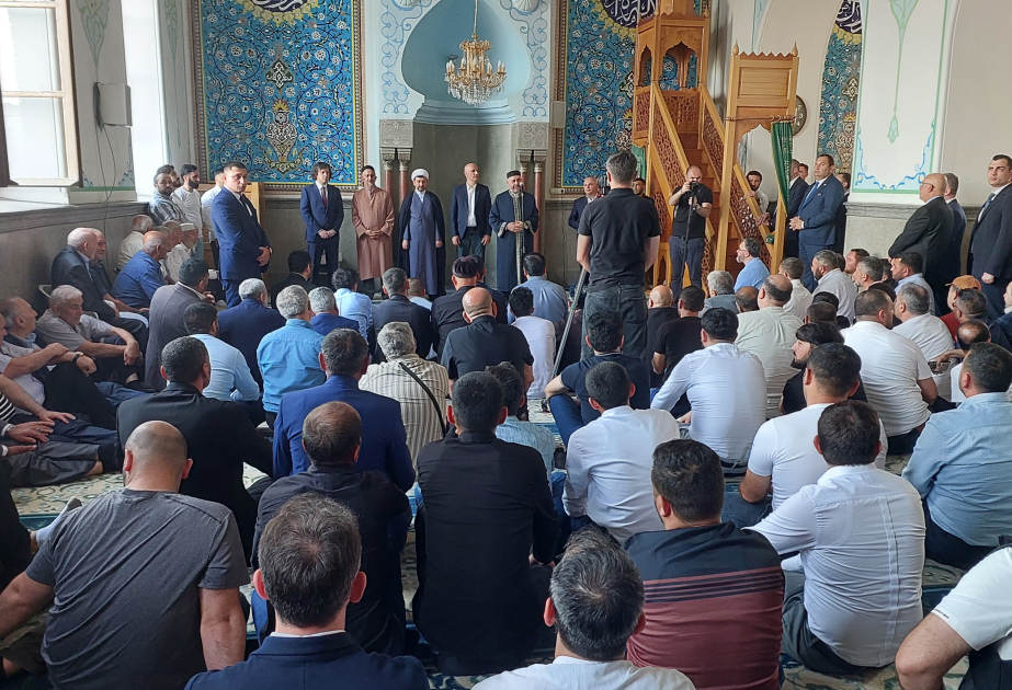 Gürcüstanın Baş naziri Qurban bayramı ilə əlaqədar Tbilisi Cümə məscidini ziyarət edib