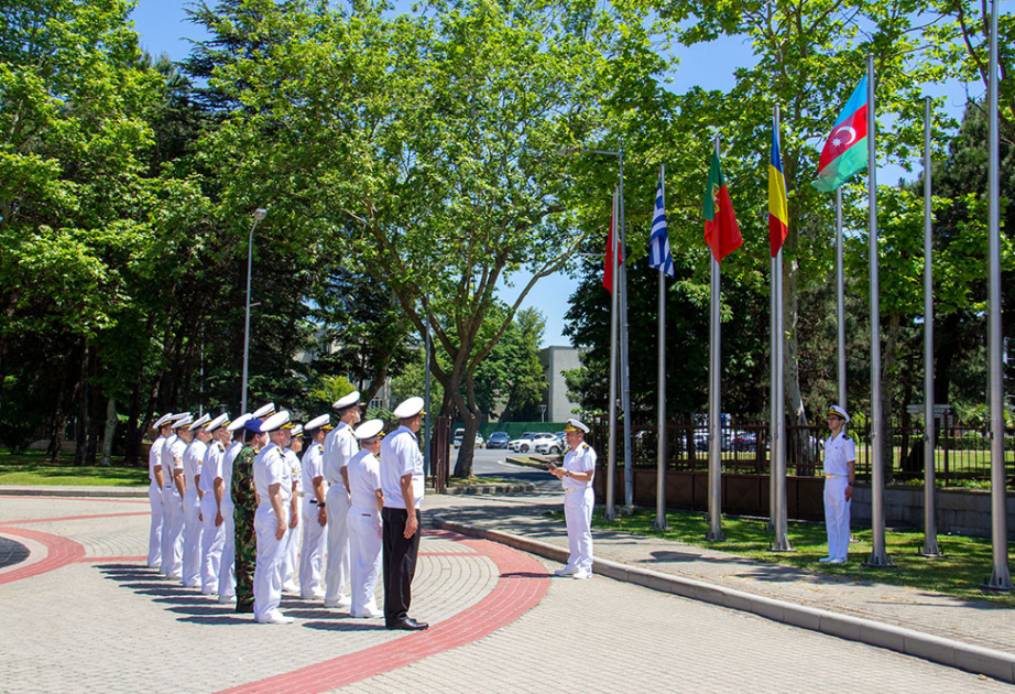 Aserbaidschanische Flagge im NATO-Zentrum für maritime Sicherheit gehisst
