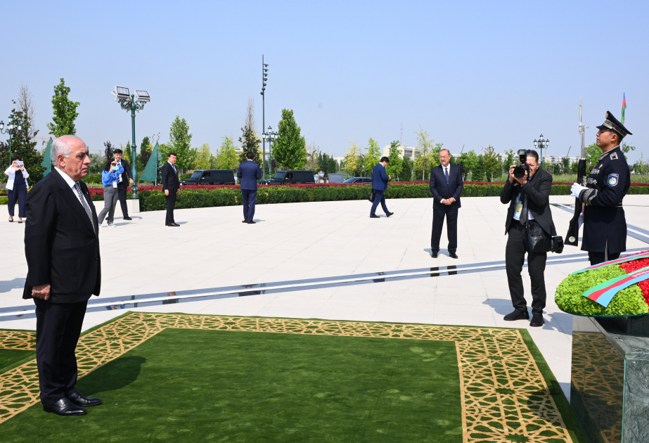 Azerbaijani PM visits Independence Monument in Tashkent