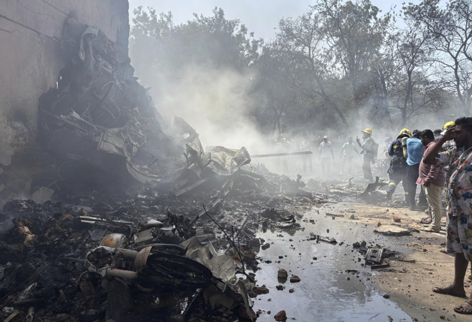 Flugzeug mit 242 Menschen stürzt in Indien ab – viele Tote