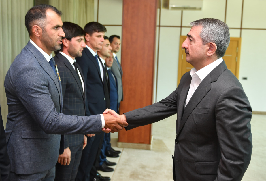 La selección nacional de Azerbaiyán en chovkan, ganadora del Campeonato Europeo, recibe el premio