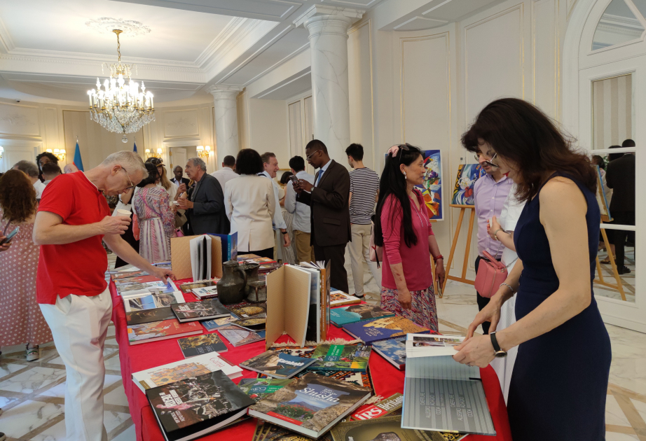 Presentación del libro "Semillas ocultas de la muerte" en París