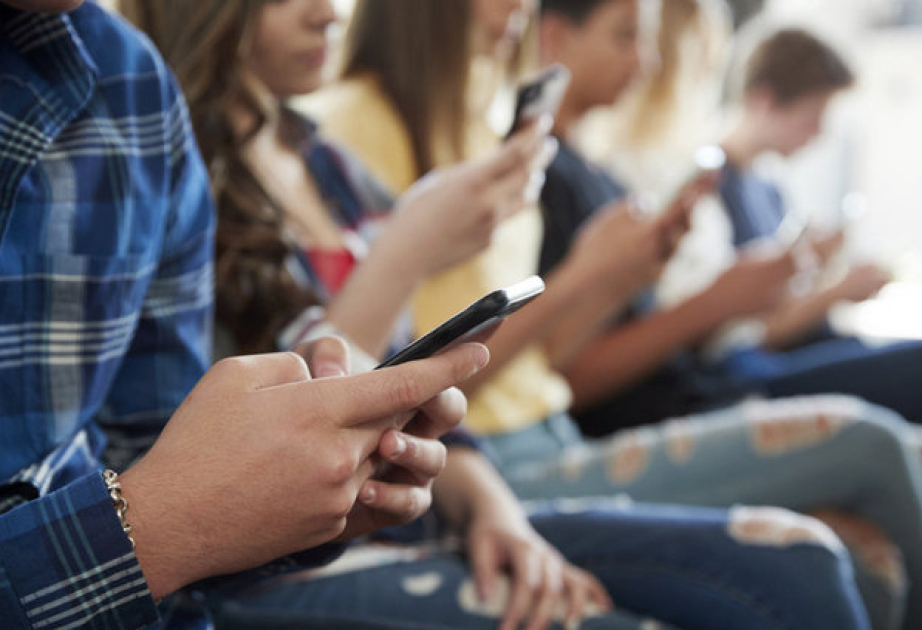 Italy bans cellphone use in high schools during education hours