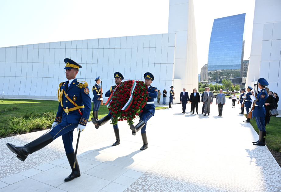La Presidenta de la Asamblea Nacional de Bulgaria visita el Parque de la Victoria en Bakú
