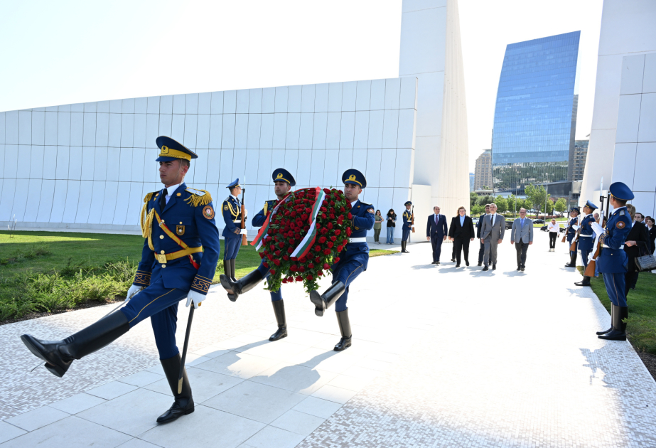 Präsidentin der Nationalversammlung Bulgariens besucht Siegespark in Baku