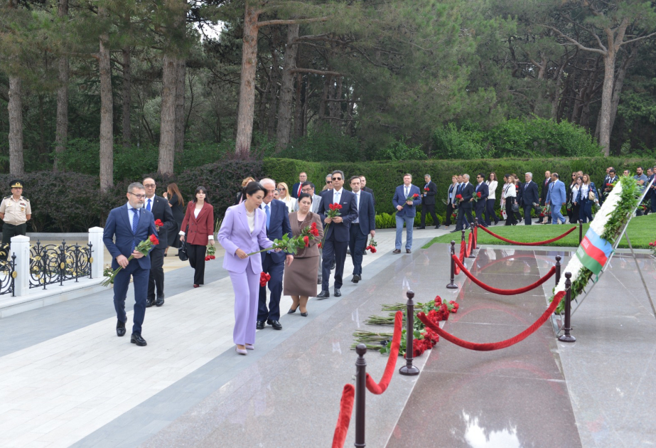 Ombudsmanların Beynəlxalq Simpoziumunun iştirakçıları Ulu Öndərin məzarını və Şəhidlər xiyabanını ziyarət ediblər