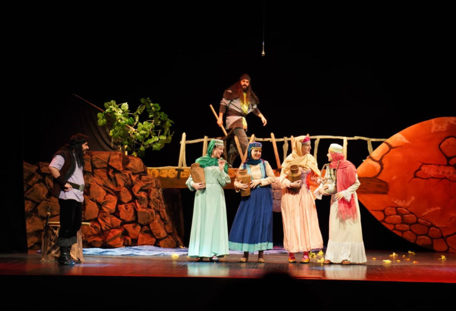 Şəki teatrı məktəblilərə “Dəli Domrul” tamaşasını təqdim edib
