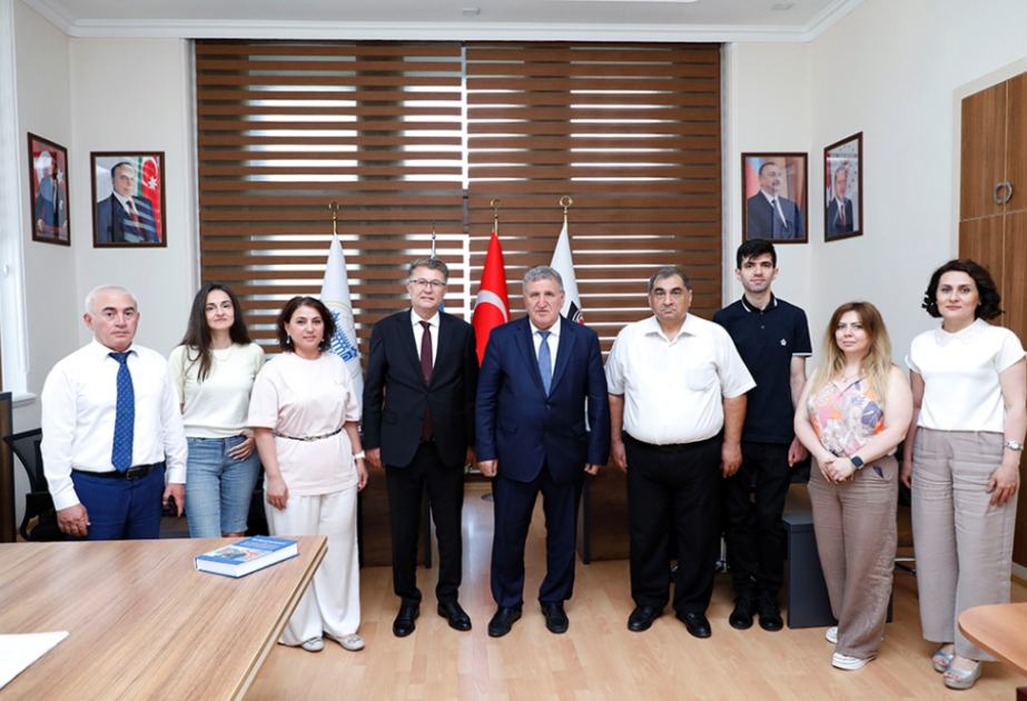 Akademik İsa Həbibbəyli Türk Dil Qurumunun rəhbəri professor Osman Mertlə görüşüb